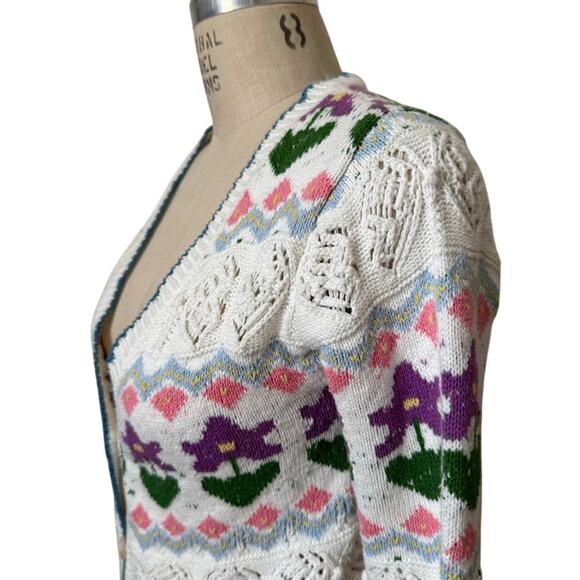 Women's V-Neck Pastel Flower Knit White Cardigan Size Medium - Picture 2 of 5